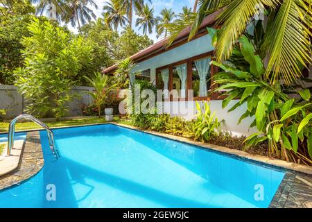 Sri Lanka - 2 novembre 2017: Belle piscine dans l'arrière-cour d'un hôtel tropical de luxe ou maison résidentielle. Belle piscine avec eau bleue propre dans la villa c Banque D'Images