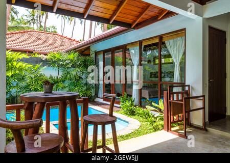 Tangalle, Sri Lanka - 4 novembre 2017 : Villa de luxe au milieu des palmiers, piscine avec jardin tropical à l'hôtel. Maison cour avec terrasse, ID Banque D'Images