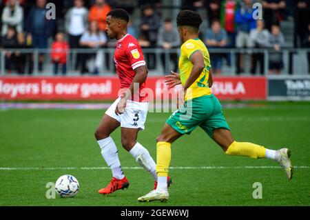 SALFORD, ROYAUME-UNI. 21 AOÛT Ibou Touray de Salford City FC sous la pression de Kevin Berkoe de Salford City FC pendant le match Sky Bet League 2 entre Salford City et Swindon Town à Moor Lane, Salford le samedi 21 août 2021. (Credit: Ian Charles | MI News) Credit: MI News & Sport /Alay Live News Banque D'Images