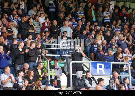 LONDRES, ROYAUME-UNI. 21 AOÛT les fans du QPR applaudisse 10 minutes pour Stan Bolwes, légende du QPR, lors du match de championnat Sky Bet entre Queens Park Rangers et Barnsley au Kiyan Prince Foundation Stadium., Londres, le samedi 21 août 2021. (Crédit : Ian Randall | INFORMATIONS MI) crédit : INFORMATIONS MI et sport /Actualités Alay Live Banque D'Images