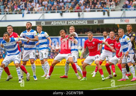 LONDRES, ROYAUME-UNI. 21 AOÛT Jordy de Wijs et Barnsley's Michal Helik Tussle dans la boîte lors du match du championnat Sky Bet entre Queens Park Rangers et Barnsley au stade Kiyan Prince Foundation, Londres, le samedi 21 août 2021. (Crédit : Ian Randall | INFORMATIONS MI) crédit : INFORMATIONS MI et sport /Actualités Alay Live Banque D'Images