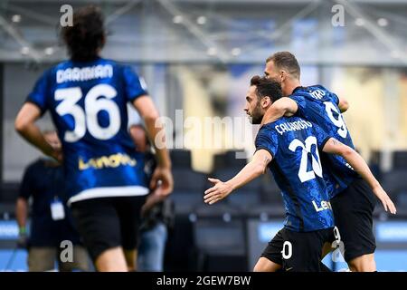 Milan, Italie. 21 août 2021. Hakan Calhanoglu du FC Internazionale fête avec Edin Dzeko du FC Internazionale après avoir obtenu un but lors du match de football de Serie A entre le FC Internazionale et le CFC de Gênes. Credit: Nicolò Campo/Alay Live News Banque D'Images