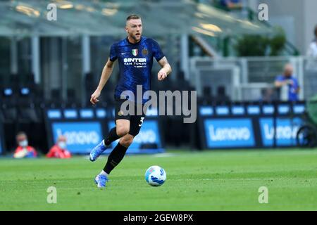 Milan Skriniar du FC Internazionale contrôle le ballon pendant la série UN match entre le FC Internazionale et le CFC de Gênes au Stadio Giuseppe Meazza le 21 août 2021 à Milan, Italie. Banque D'Images