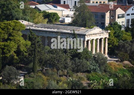 Paysage avec vue panoramique sur le temple d'Hephaestus un monument historique de style dorique au nord-ouest de l'Agora romaine à Athènes, Grèce. Banque D'Images