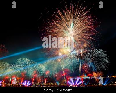 Feux d'artifice de la Fondation d'État le 2022 20th août. Feux d'artifice de célébration sur le Danube à Budapest, Hongrie. Château de Buda sur le côté gauche de Chain bri Banque D'Images