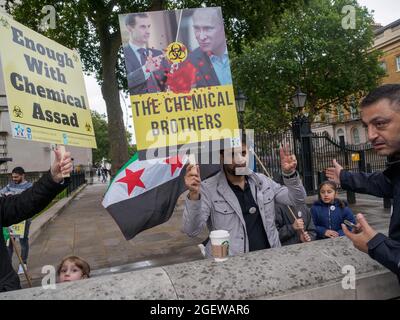 Londres, Royaume-Uni. 21 août 2921. Les Syriens sont venus à Downing St le 8ème anniversaire pour exiger la justice pour les victimes du massacre chimique de Ghouta, au cours duquel 1477 civils ont été gazés à mort par le régime d'Assad. La Russie a opposé son veto à toutes les résolutions du Conseil de sécurité des Nations Unies condamnant l'utilisation d'armes chimiques par Assad et l'Occident n'a pas cherché à rendre justice pour ces atrocités. Peter Marshall/Alay Live News Banque D'Images