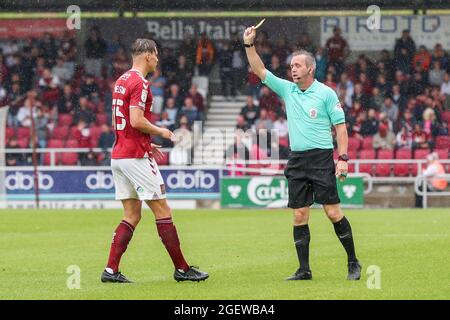 NORTHAMPTON, Royaume-Uni l'arbitre Carl Brook présente une carte jaune à Sid Nelson de Northampton Town lors de la deuxième moitié du match de la Sky Bet League Two entre Northampton Town et Rochdale au PTS Academy Stadium, Northampton, le samedi 21 août 2021. (Credit: John Cripps | MI News) Credit: MI News & Sport /Alay Live News Banque D'Images