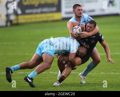 Greg Eden de Castleford Tigers s'est attaqué pendant le match de la Super League à la Jungle de mend-A-loose, Castleford. Date de la photo: Samedi 21 août 2021. Voir l'histoire de PA RUGBYL Castleford. Le crédit photo devrait se lire comme suit : Richard Sellers/PA Wire. RESTRICTIONS : l'utilisation est soumise à des restrictions. Utilisation éditoriale uniquement, aucune utilisation commerciale sans le consentement préalable du détenteur des droits. Banque D'Images