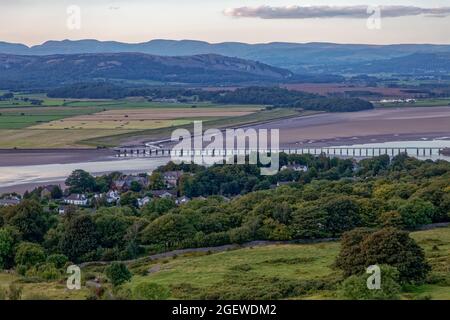 L'estuaire du Kent, vu de Arnside Knott, près d'Arnside, y compris le viaduc de Kent qui transporte le chemin de fer côtier Banque D'Images