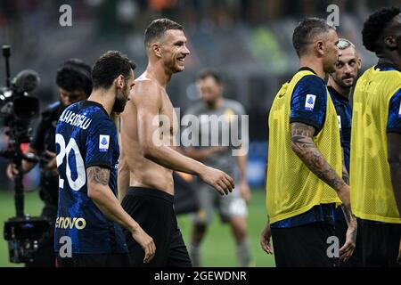 Milan, Italie. 21 août 2021. Hakan Çalhanoğlu et Edin Džeko à la fin du match pendant le championnat italien de football série A 2021-2022 match Inter Milan contre Gênes au stade San Siro crédit: Piero Cruciatti/Alay Live News Banque D'Images