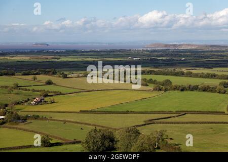 Une vue lointaine de l'impressionnante péninsule de Brean Down, Cardiff et le canal de Bristol depuis le point de vue de Brent Knott près de Weston-super-Mare Banque D'Images