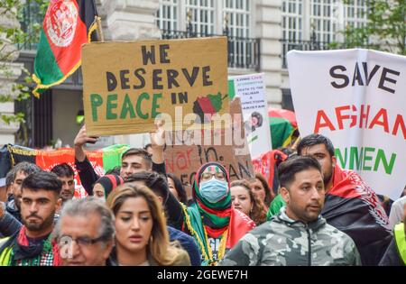 Londres, Royaume-Uni. 21 août 2021. Manifestants à Regent Street. Des manifestants ont défilé dans le centre de Londres pour protester contre la prise de pouvoir par les talibans de l'Afghanistan, du Royaume-Uni et des États-Unis de la situation dans le pays, et ont appelé le gouvernement britannique à imposer des sanctions au Pakistan et à aider le peuple afghan. (Crédit : Vuk Valcic / Alamy Live News) Banque D'Images