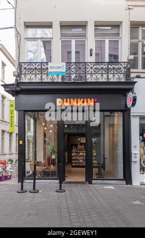 Gand, Flandre, Belgique - 30 juillet 2021: Dunkin Donuts magasin noir et façade de fenêtre sur le coin exposition à l'intérieur et publicité comme DD. Banque D'Images