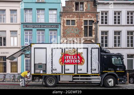 Gand, Flandre, Belgique - 30 juillet 2021 : chariot de livraison de bière Stella Artois avec réservoirs pour pomper le liquide dans les réservoirs des pubs. Connexion de l'opérateur Banque D'Images