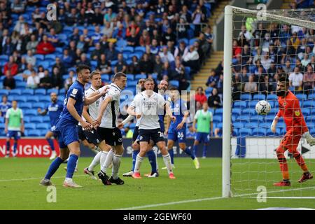 Cardiff, Royaume-Uni. 21 août 2021. Sean Morrison, de Cardiff City (c), marque son équipe au 3e but. Match de championnat EFL Skybet, Cardiff City v Millwall au Cardiff City Stadium de Cardiff, pays de Galles, le samedi 21 août 2021. Cette image ne peut être utilisée qu'à des fins éditoriales. Utilisation éditoriale uniquement, licence requise pour une utilisation commerciale. Aucune utilisation dans les Paris, les jeux ou les publications d'un seul club/ligue/joueur. photo par Andrew Orchard/Andrew Orchard sports Photography/Alamy Live News crédit: Andrew Orchard sports Photography/Alamy Live News Banque D'Images