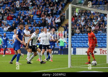 Cardiff, Royaume-Uni. 21 août 2021. Sean Morrison, de Cardiff City (c), marque son équipe au 3e but. Match de championnat EFL Skybet, Cardiff City v Millwall au Cardiff City Stadium de Cardiff, pays de Galles, le samedi 21 août 2021. Cette image ne peut être utilisée qu'à des fins éditoriales. Utilisation éditoriale uniquement, licence requise pour une utilisation commerciale. Aucune utilisation dans les Paris, les jeux ou les publications d'un seul club/ligue/joueur. photo par Andrew Orchard/Andrew Orchard sports Photography/Alamy Live News crédit: Andrew Orchard sports Photography/Alamy Live News Banque D'Images