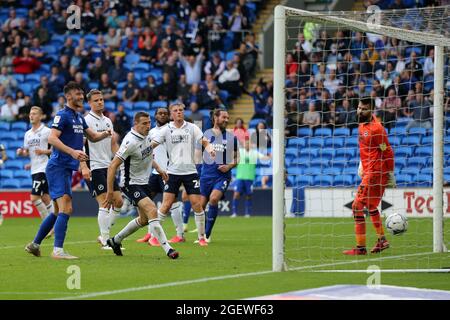 Cardiff, Royaume-Uni. 21 août 2021. Sean Morrison, de Cardiff City (c), marque son équipe au 3e but. Match de championnat EFL Skybet, Cardiff City v Millwall au Cardiff City Stadium de Cardiff, pays de Galles, le samedi 21 août 2021. Cette image ne peut être utilisée qu'à des fins éditoriales. Utilisation éditoriale uniquement, licence requise pour une utilisation commerciale. Aucune utilisation dans les Paris, les jeux ou les publications d'un seul club/ligue/joueur. photo par Andrew Orchard/Andrew Orchard sports Photography/Alamy Live News crédit: Andrew Orchard sports Photography/Alamy Live News Banque D'Images