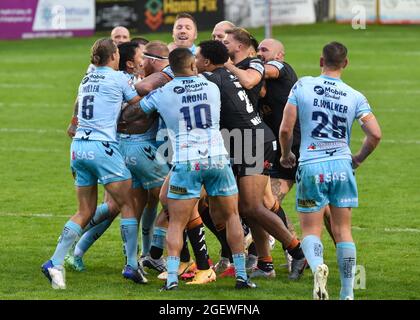 Tous les joueurs se réunissent pendant le match de Betfred Super League entre Castleford Tigers V Wakefield Trinity au Mend A Flex Jungle, Castleford, Royaume-Uni, le 21 août 2021. Betfred Super League Credit: Craig Cresswell/Alay Live News Banque D'Images