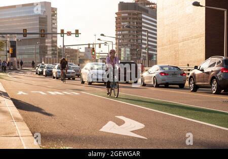 Cyclistes qui se déplace sur les rues de la ville, pistes cyclables avec voitures et circulation, University City, Philadelphie, Pennsylvanie, États-Unis Banque D'Images