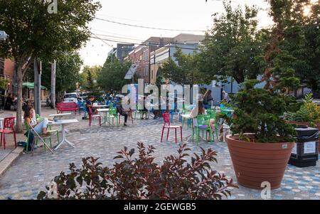 Parc construit dans l'ancien espace de rue entouré par des magasins et des cafés, Graduate Hospital zone, South Philadelphia, Pennsylvanie, États-Unis Banque D'Images