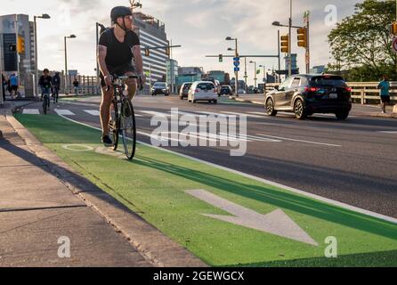 Cyclistes qui se déplace sur les rues de la ville, pistes cyclables avec voitures et circulation, University City, Philadelphie, Pennsylvanie, États-Unis Banque D'Images