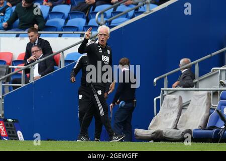 Cardiff, Royaume-Uni. 21 août 2021. Mick McCarthy, le directeur de la ville de Cardiff, crie ses instructions . Match de championnat EFL Skybet, Cardiff City v Millwall au Cardiff City Stadium de Cardiff, pays de Galles, le samedi 21 août 2021. Cette image ne peut être utilisée qu'à des fins éditoriales. Utilisation éditoriale uniquement, licence requise pour une utilisation commerciale. Aucune utilisation dans les Paris, les jeux ou les publications d'un seul club/ligue/joueur. photo par Andrew Orchard/Andrew Orchard sports Photography/Alamy Live News crédit: Andrew Orchard sports Photography/Alamy Live News Banque D'Images