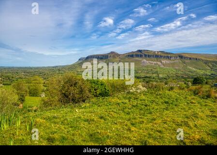 Vue depuis le pied de Benbulben, Co.Sligo, Irlande Banque D'Images