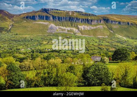 Vue depuis le pied de Benbulben, Co.Sligo, Irlande Banque D'Images