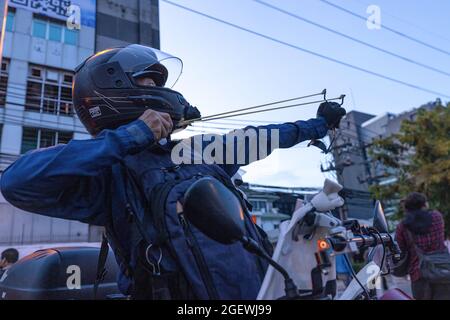 DIN Daeng, Thaïlande. 21 août 2021. Un manifestant utilise un coup de feu pour lancer des pierres sur les policiers anti-émeute pendant la manifestation. Des manifestants pro-démocratie se sont affrontés avec des policiers anti-émeutes à DIN Daeng pour soutenir la démission de Prayuth Chan-O-Cha, Premier ministre thaïlandais. (Photo de Phobthum Yingpaiboonsuk/SOPA I/Sipa USA) crédit: SIPA USA/Alay Live News Banque D'Images