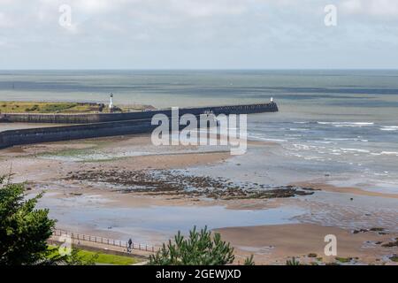 Port de Maryport et phare vus des falaises près du musée romain de Senhouse Banque D'Images