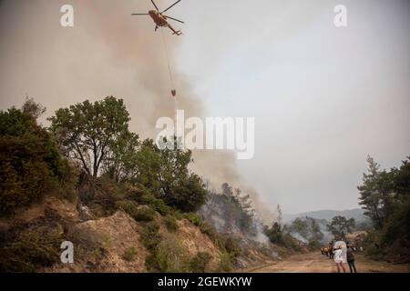 Kehries, île d'Evia, Grèce. 5 août 2021. Un hélicoptère a vu couler de l'eau au-dessus des fume et du feu.feu près du village de Kehries dans l'île d'Evia en Grèce tandis que les pompiers, les locaux et les bénévoles tentent de combattre les feux de forêt, Cela s'est produit dans la partie nord de l'île grecque d'Evia (Euboea) où le feu a continué à brûler presque pendant 10 jours, en brûlant des forêts et des bâtiments. Près de 100,000 hectares de forêt ont brûlé dans des incendies grecs selon les services européens d'urgence de Copernic. (Image de crédit : © Nik Oiko/SOPA Images via ZUMA Press Wire) Banque D'Images