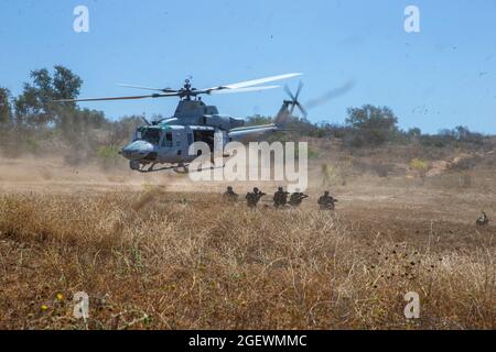 Les Marines des États-Unis, avec le 1er Bataillon, 23e Régiment de Marine, 4e Division Marine, assurent la sécurité autour d'un HUH-1Y heclicopter de Venom dans une zone d'atterrissage pour commencer la compétition de l'escouade de fusil de division sur le camp de base du corps de Marine Pendleton, Californie, le 1er août 2021. Le concours a été conçu pour tester les compétences des Marines et déterminer la meilleure équipe au sein de la 4e Division, ainsi que pour élever le niveau d’excellence tactique dans l’ensemble de la division. Depuis 2001, les unités de la Réserve des Forces maritimes emploient continuellement des marins et des marins de la Réserve. (É.-U. Photo du corps marin par Cpl. Andrew Cortez) Banque D'Images