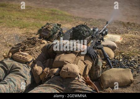 BASE DES CORPS MARINS À HAWAÏ (AOÛT 14, 2021) Marines des États-Unis avec Alpha Company, Battalion Landing Team 1/1, 11e unité expéditionnaire maritime (SUSTEX), tirer un M240B dans le cadre de l'exercice de soutien d'Hawaï (SUSTEX), août 14. Au cours de SUSTEX, Alpha Co. A effectué une simulation de mission de renforcement de l'entreprise et diverses gammes de tir en direct afin d'améliorer la compétence en matière de stratégie de marché et d'efficacité de combat. (É.-U. Photo du corps marin par lance Cpl. Patrick Katz) Banque D'Images