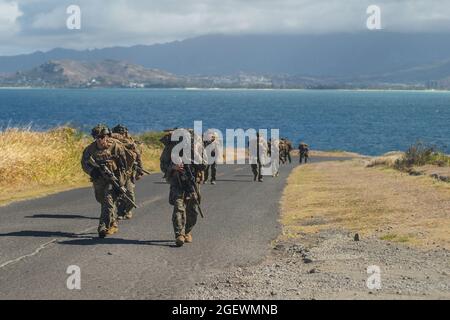BASE DES CORPS MARINS À HAWAÏ (AOÛT 13, 2021) Marines des États-Unis avec Alpha Company, Battalion Landing Team 1/1, 11e unité expéditionnaire maritime (MEU), randonnée dans une aire de répartition dans le cadre de l'exercice de soutien d'Hawaii (SUSTEX), 13 août 2021. Au cours de SUSTEX, Alpha Co. A effectué une simulation de mission de renforcement de l'entreprise et diverses gammes de tir en direct afin d'améliorer la compétence en matière de stratégie de marché et d'efficacité de combat. (É.-U. Photo du corps marin par lance Cpl. Patrick Katz) Banque D'Images