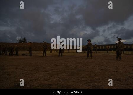 BASE DES CORPS MARINS À HAWAÏ (AOÛT 14, 2021) les Marines des États-Unis avec Alpha Company, Battalion Landing Team 1/1, 11e unité expéditionnaire maritime (MEU), mènent une gamme d'engagement en basse lumière dans le cadre de l'exercice de soutien d'Hawaï (SUSTEX), août 14. Au cours de SUSTEX, Alpha Co. A effectué une simulation de mission de renforcement de l'entreprise et diverses gammes de tir en direct afin d'améliorer la compétence en matière de stratégie de marché et d'efficacité de combat. (É.-U. Photo du corps marin par lance Cpl. Patrick Katz) Banque D'Images