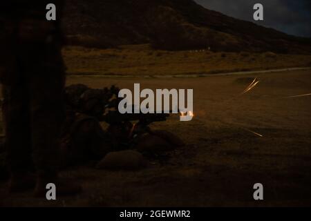 BASE DES CORPS MARINS À HAWAÏ (AOÛT 14, 2021) les Marines des États-Unis avec Alpha Company, Battalion Landing Team 1/1, 11e unité expéditionnaire maritime (MEU), mènent une gamme d'interception en basse lumière avec les mitrailleuses M240B dans le cadre de l'exercice de soutien d'Hawaï (SUSTEX), août 14. Au cours de SUSTEX, Alpha Co. A effectué une simulation de mission de renforcement de l'entreprise et diverses gammes de tir en direct afin d'améliorer la compétence en matière de stratégie de marché et d'efficacité de combat. (É.-U. Photo du corps marin par lance Cpl. Patrick Katz) Banque D'Images