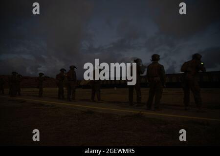 BASE DES CORPS MARINS À HAWAÏ (AOÛT 14, 2021) les Marines des États-Unis avec Alpha Company, Battalion Landing Team 1/1, 11e unité expéditionnaire maritime (MEU), mènent une gamme d'engagement en basse lumière dans le cadre de l'exercice de soutien d'Hawaï (SUSTEX), août 14. Au cours de SUSTEX, Alpha Co. A effectué une simulation de mission de renforcement de l'entreprise et diverses gammes de tir en direct afin d'améliorer la compétence en matière de stratégie de marché et d'efficacité de combat. (É.-U. Photo du corps marin par lance Cpl. Patrick Katz) Banque D'Images