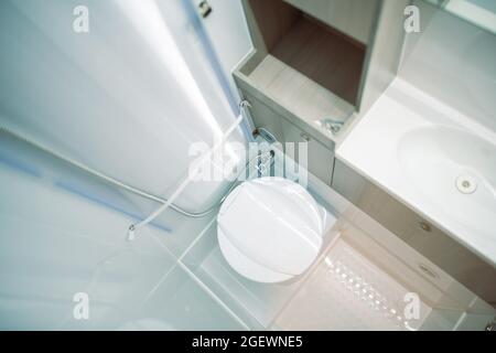 Étroite, propre et moderne, cabine de camping, classe B, salle de bains pour véhicules de camping avec toilettes, lavabo et douche. Intérieur élégant et moderne. Banque D'Images