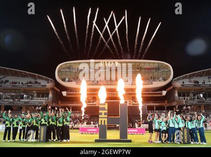 Les équipes gagnantes Southern Brave Men et Oval Invincibles Women célèbrent après la finale masculine de la centaine à Lord's, Londres. Date de la photo: Samedi 21 août 2021. Voir PA Story CRICKET Hundred. Le crédit photo devrait se lire: Steven Paston/PA Wire. RESTRICTIONS : usage éditorial uniquement. Aucune utilisation commerciale sans le consentement écrit préalable de la BCE. Utilisation d'images fixes uniquement. Aucune image mobile à émuler. Pas de suppression ou d'obscurcissement des logos du sponsor. Banque D'Images