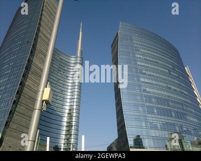 MILAN, ITALIE - 01 mai 2021 : une belle vue sur le bâtiment moderne de la Banque Unicredit à Milan, en Italie, contre un ciel bleu clair Banque D'Images