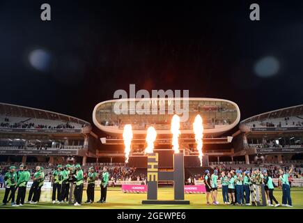 Les équipes gagnantes Southern Brave Men et Oval Invincibles Women célèbrent après la finale masculine de la centaine à Lord's, Londres. Date de la photo: Samedi 21 août 2021. Voir PA Story CRICKET Hundred. Le crédit photo devrait se lire: Steven Paston/PA Wire. RESTRICTIONS : usage éditorial uniquement. Aucune utilisation commerciale sans le consentement écrit préalable de la BCE. Utilisation d'images fixes uniquement. Aucune image mobile à émuler. Pas de suppression ou d'obscurcissement des logos du sponsor. Banque D'Images