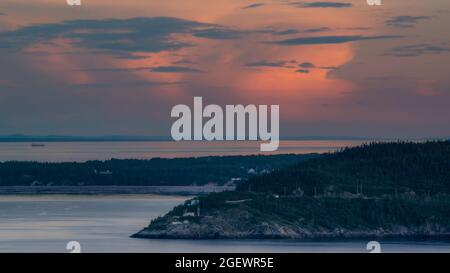 Tadoussac, Canada - juillet 22 2021 : vue sur le fleuve Saint-Laurent au coucher du soleil à Tadoussac Banque D'Images