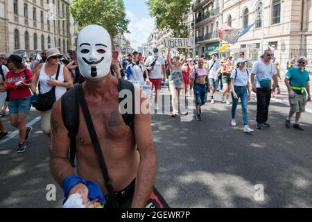 Toulon, France. 21 août 2021. Un démonstrateur portant un masque anonyme avec la moustache en haut, pendant la manifestation.le samedi 21 août 2021 est le sixième jour de mobilisation contre la politique de vaccination et l'application de la carte de santé. A Toulon (Var), selon les autorités, il y avait 6000 manifestants. Les principaux slogans critiquent les décisions du gouvernement comme dictatoriales. Certains des pancartes comprenaient des signes et des slogans comparant la situation actuelle avec le régime nazi et la Seconde Guerre mondiale. Crédit : SOPA Images Limited/Alamy Live News Banque D'Images