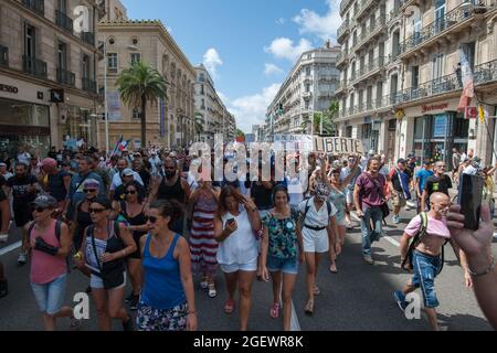 Toulon, France. 21 août 2021. Des manifestants se dirigeant vers la mairie de Toulon, lors de la manifestation.le samedi 21 août 2021 est le sixième jour de mobilisation contre la politique de vaccination et l'application de la carte sanitaire. A Toulon (Var), selon les autorités, il y avait 6000 manifestants. Les principaux slogans critiquent les décisions du gouvernement comme dictatoriales. Certains des pancartes comprenaient des signes et des slogans comparant la situation actuelle avec le régime nazi et la Seconde Guerre mondiale. Crédit : SOPA Images Limited/Alamy Live News Banque D'Images