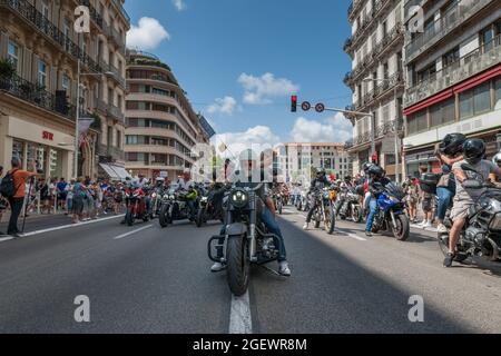 Toulon, France. 21 août 2021. Un motard sur une Harley Davidson est vu ouvrir le cortège de manifestants, pendant la manifestation.le samedi 21 août 2021 est le sixième jour de mobilisation contre la politique de vaccination et l'application de la carte sanitaire. A Toulon (Var), selon les autorités, il y avait 6000 manifestants. Les principaux slogans critiquent les décisions du gouvernement comme dictatoriales. Certains des pancartes comprenaient des signes et des slogans comparant la situation actuelle avec le régime nazi et la Seconde Guerre mondiale. Crédit : SOPA Images Limited/Alamy Live News Banque D'Images