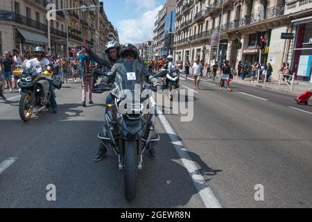 Toulon, France. 21 août 2021. Un démonstrateur sur une moto qui fait le V de la victoire, pendant la manifestation.Samedi 21 août 2021 est le sixième jour de mobilisation contre la politique de vaccination et l'application de la carte de santé. A Toulon (Var), selon les autorités, il y avait 6000 manifestants. Les principaux slogans critiquent les décisions du gouvernement comme dictatoriales. Certains des pancartes comprenaient des signes et des slogans comparant la situation actuelle avec le régime nazi et la Seconde Guerre mondiale. Crédit : SOPA Images Limited/Alamy Live News Banque D'Images