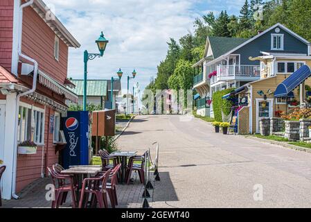 La Malbaie, Canada - 22 2021 juillet : vue sur la rue de la Malbaie avec de petits restaurants en été au Québec Banque D'Images