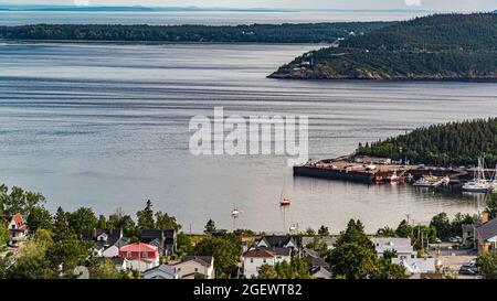 Tadoussac, Canada - juillet 22 2021 : vue panoramique de la rivière Saguenay près de l'estuaire du fleuve Saint-Laurent Banque D'Images