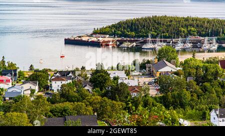 Tadoussac, Canada - juillet 22 2021 : vue panoramique de la rivière Saguenay près de l'estuaire du fleuve Saint-Laurent Banque D'Images