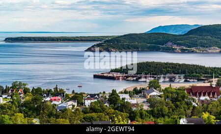 Tadoussac, Canada - juillet 22 2021 : vue panoramique de la rivière Saguenay près de l'estuaire du fleuve Saint-Laurent Banque D'Images